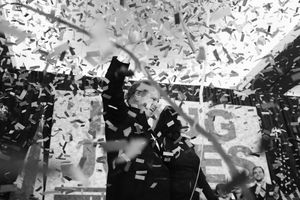 더그 존스가 미국 상원 선거 승리를 축하하고 있다