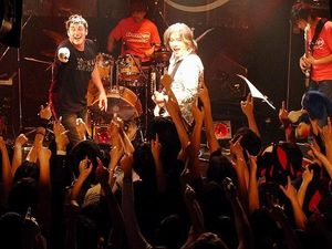 2012년 Crush 40로 공연하는 세노우에 준(가운데)