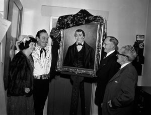 레오 카리요가 1955년 그의 증조부 호세 안토니오 카리요의 초상화를 공개하는 모습