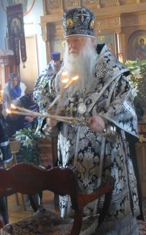 주교가 착복한 후 디키리온과 트리키리온으로 축복하고 있다.