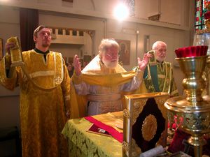 두 부제가 케루빔 찬가를 부르는 동안 사제가 있다.