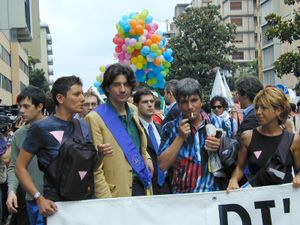 니키 벤돌라가 이마 바탈리아와 마르코 카파토와 함께 2002년 파도바 프라이드에 참여하고 있다