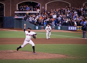 2013년 자이언츠에서 투구하는 로모