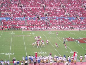 2011년 경기 중 로버트슨 스타디움 서쪽 스탠드 및 경기장