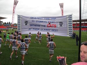  2013년 6월 그레이터 웨스턴 시드니와의 경기에 앞서 팬들이 만든 배너를 찢을 준비를 하는 절롱 선수들.