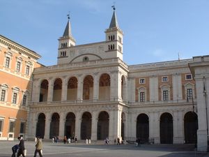 ‘강복 발코니’(뒷면 왼쪽). 왼쪽에 있는 별관은 라테라노 궁전.