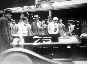 이탈리아에서 알파 로메오를 방문한 아스트리드와 레오폴드