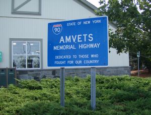 I-90 표지판과 "AMVETS 기념 고속도로"가 적힌 파란색 표지판