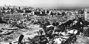 하마시 1982년 하마 학살 이후의 폐허. 이 학살로 4만 명 이상의 수니파 주민이 사망했다. 하마 구시가지는 시리아군의 폭격으로 완전히 파괴되었다.