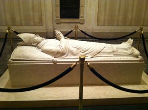 성모 국립 대성당의 설립자인 토마스 조셉 셰이언 주교의 무덤