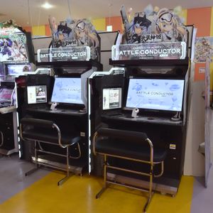 『무장신희 아머드 프린세스 배틀 컨덕터』 아케이드 게임 기기 (왼쪽에 대기 중인 신희 표시용 서브 모니터가 있다.)