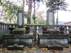 가이젠지의 묘 (오른쪽). 왼쪽은 나가타카의 묘.