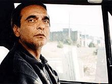 영화 《체리 향기》에서 바디이(호마윤 에르샤디)의 일관된 클로즈업이 그의 차가 언덕을 가로질러 이동하는 장면에서 파노라마식 뷰로 병치된다.