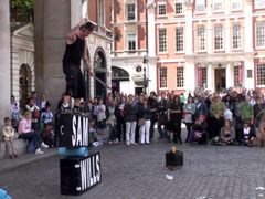 샘 윌스가 런던 코번트 가든에서 공연. (2009년 5월)