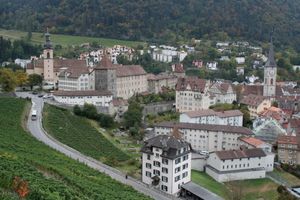 왼쪽: 쿠어의 주교 법정