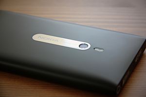 검정색 기기의 뒷면