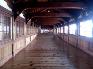 덴리교 교회 본부 남 예배장과 교조전을 잇는 회랑