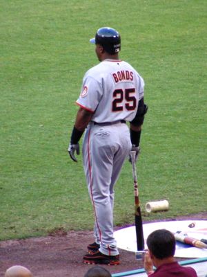 배리 본즈가 다양한 워밍업 장치를 가지고 온 데크 서클에 있는 모습.