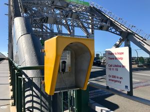 오스트레일리아 브리즈번 스토리 브리지 보도에 설치된 자살 예방 핫라인 연결 무료 전화