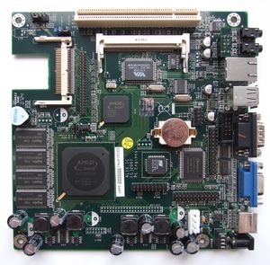 AMD Geode LX 800을 장착한 Alix.1C 미니-ITX 임베디드 보드. 컴팩트 플래시, 미니 PCI 및 PCI 슬롯, 44핀 IDE 인터페이스 및 256MB RAM을 포함.