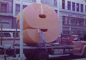 이반 체르마예프가 디자인한 오렌지색 "9" 조각상