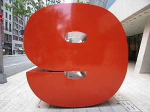 솔로 빌딩의 주소를 본뜬 공공 미술 "The Red 9"