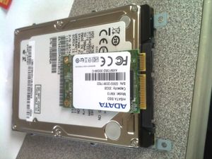 2.5인치 S-ATA 위에 올려져 있는 mSATA SSD.