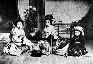 메이지 시대의 오이란. 야리테 (왼쪽)과 카무로와 오이란