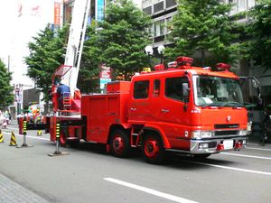 소방용 사다리차로 개조된 미쓰비시후소 슈퍼 그레이트