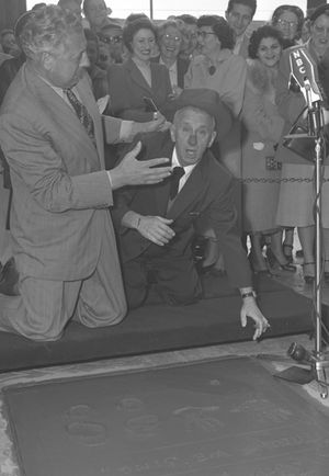 에치오 핀차(왼쪽)가 1953년 로스앤젤레스의 그라우먼스 차이니즈 극장에서 자신의 발자취를 남기면서 코미디언 지미 듀란테와 농담을 나누고 있다.