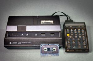 HP-41C(1979년)의 프로그래밍 가능한 계산기는 외부 자기 테이프 저장 장치를 통해 마이크로 카세트에 데이터를 저장할 수 있었다.