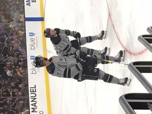 2019년 2월 킹스 경기 중 토폴리(배경)와 제프 카터.