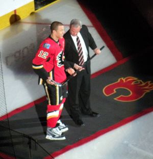 2009년 3월, 400번째 NHL 골을 기념하여 은색 스틱을 받은 이긴라