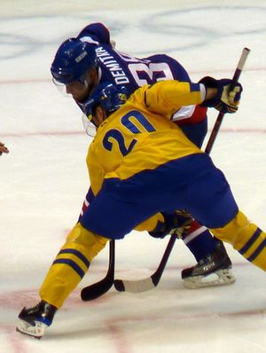 데미트라가 헨리크 세딘과 2010년 동계 올림픽에서 페이스오프를 하고 있다.