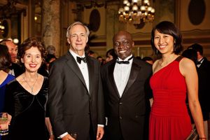 레이 달리오가 워싱턴 D.C.에서 열린 국제 성취 정상회의 2012년 골든 플레이트 리셉션 만찬에서 아내 바바라, 그리고 아카데미 오브 어치브먼트 학생 대표인 케냐의 필립 티고와 캐나다의 줄리아 판 리와 함께 있는 모습
