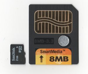 2GB microSD 카드와 8MB 3.3V 스마트미디어 카드 비교