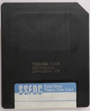 도시바(Toshiba)제 스마트미디어. 「Solid State Floppy Disk Card」 표기