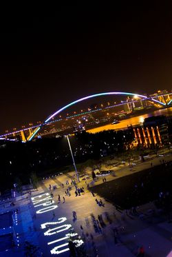 상하이 엑스포 2010 기간 동안 메르세데스-벤츠 아레나에서 본 야경의 루푸 대교.