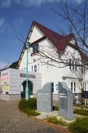 인도주의의 항구 쓰루가 박물관(Port of Humanity Tsuruga Museum)에는 스기하라 지우네 코너가 있다.
