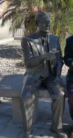 Chiune "Sempo" Sugihara in Los Angeles　로스앤젤레스에 거주하는 생존 유대인 유지가 2002년 리틀 도쿄에 세운 여권을 넘겨주는 좌상