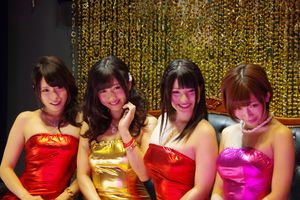 도쿄 게임 쇼 2014의 세가 부스에서 팬 투표로 선정된 인기 AV 아이돌 4인. 왼쪽부터: 아리무라 치카, 오오츠키 히비키, 우에하라 아이, 사쿠라 마나.