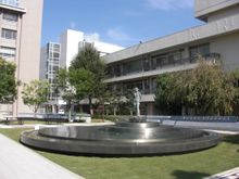 류쓰케이자이 대학 분수