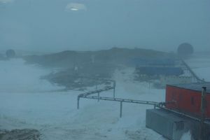 블리자드에 휩싸인 쇼와 기지 (2011년 1월 촬영)