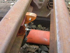 안전 측선에 장착된 절연된 궤도 회로 차단기