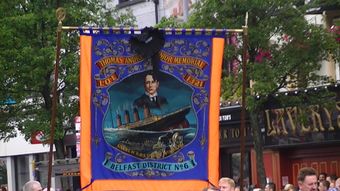 벨파스트에서 토머스 앤드루스를 기리는 연합주의 배너. 침몰하는 "타이타닉" 호를 보여준다.