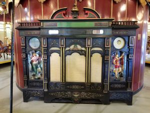 온타리오주 포트 달후지의 레이크사이드 파크 회전목마에 있는 Frati & Co. 밴드 오르간. 월리처가 자사의 150 롤 규격을 연주하도록 개조한 예시다.