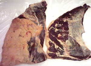 오른쪽 스테이크에서 지방 층을 제거한 숙성된 플랭크 스테이크