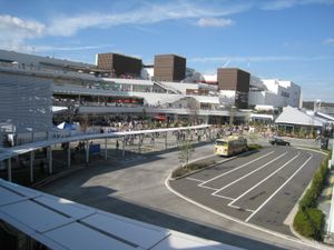 쓰지도역 북쪽에 인접한 테라스 몰 쇼난 쇼핑몰