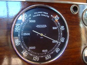 클래식카에 장착된 예거사제 스피도미터