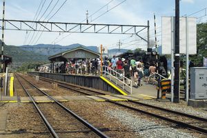 2010년 7월 나가토로역에서 증기 기관차가 끄는 패리오 익스프레스 열차